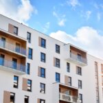 Czy lepiej inwestować w dom z ogródkiem czy mieszkanie z balkonem